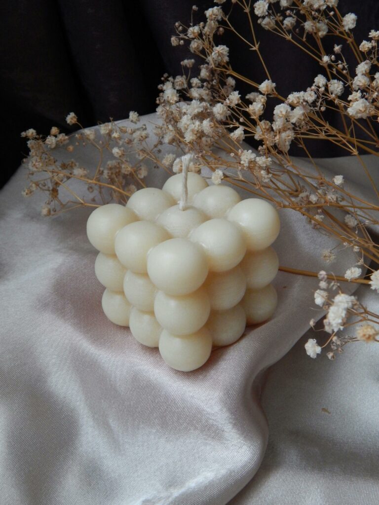 Une bougie parfumée a l'odeur de vanille